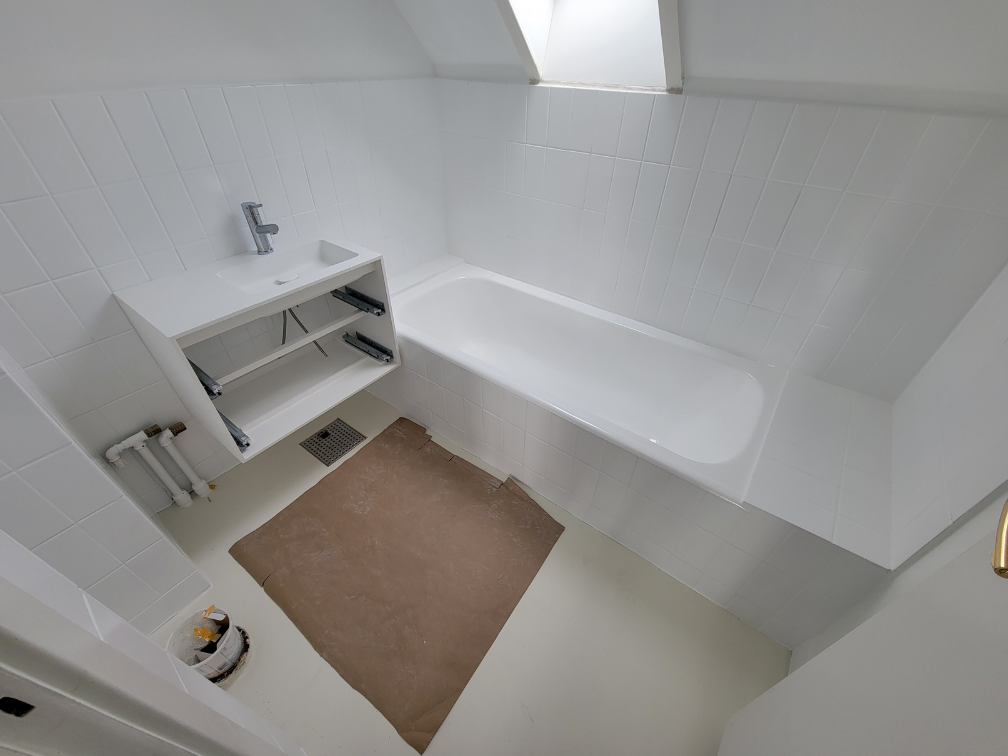 Epoxy Floors Refinished White Tub and Tiles