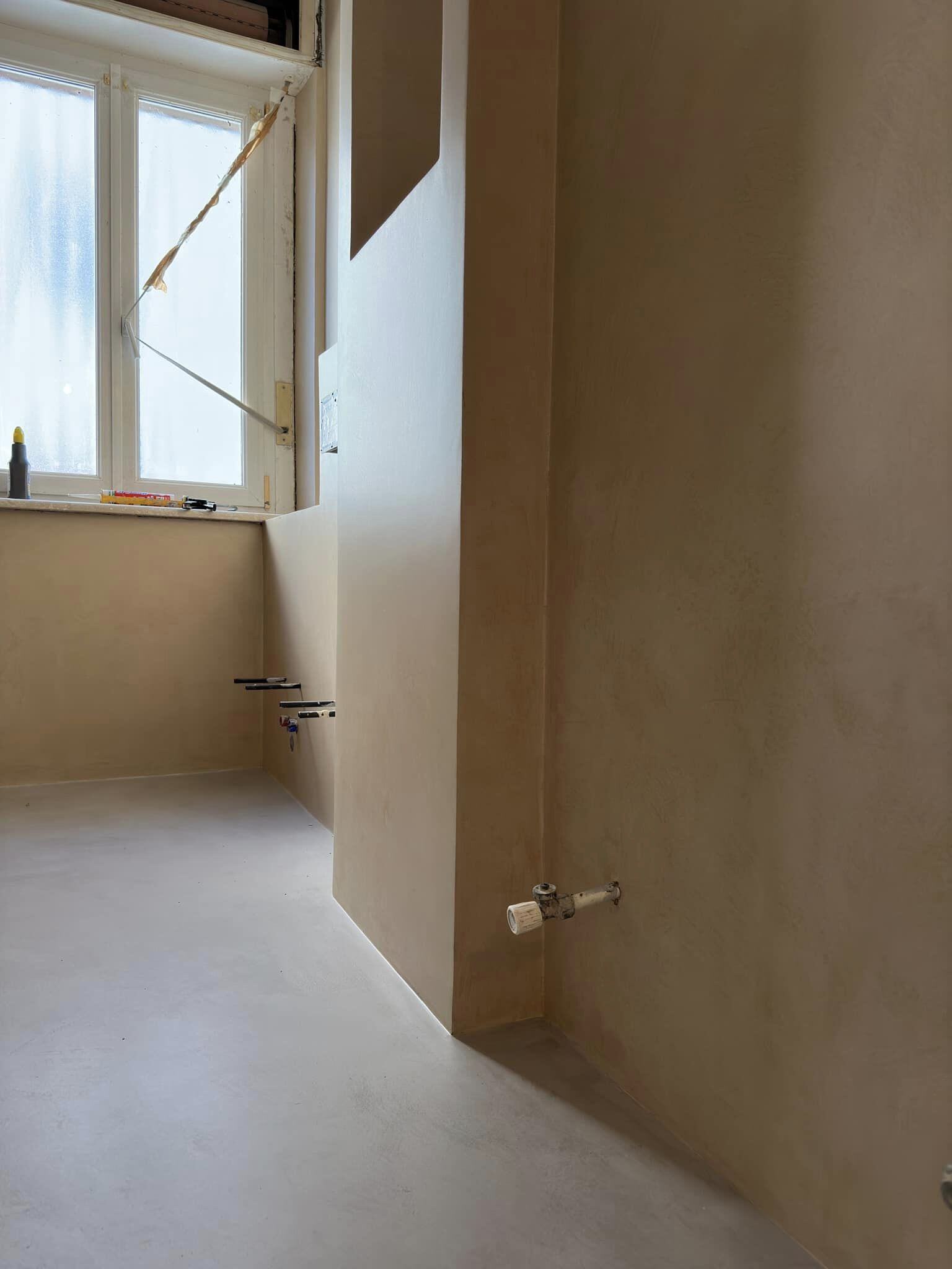 Three-color microcement floor with artistic blended finish in Montana